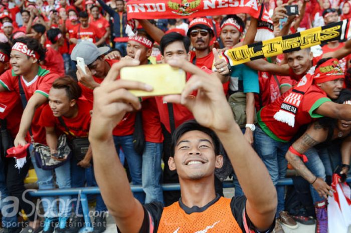 Aksi pemain Timnas U-22, Saddil Ramdani berswafoto di hadapan suporter Indonesia di SEA Games 2017.