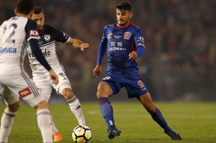 Bek muda Newcastle Jets, Johnny Koutroumbis (kanan) dalam sebuah laga Liga Australia. 