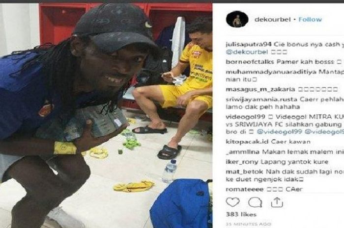 Bek Sriwijaya FC, Mohamadou Alhadji, mengunggah foto sedang menggenggam tumpukan uang di ruang ganti setelah timnya mengalahkan Mitra Kukar pada pekan ke-33 Liga 1 2018.