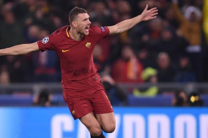  Striker AS Roma Edin Dzeko merayakan gol ke gawang Shakhtar Donetsk dalam partai Liga Champions di Stadion Olimpico, Roma, 13 Maret 2018. 