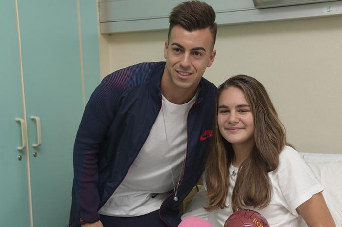 Pemain AS Roma, Stephan El Shaarawy saat mengunjungi bangsal anak di RS Sant Andrea, Roma pada, Kamis (21/10/2017).