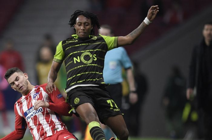 Penyerang Sporting, Gelson Martins (kanan), ditekel bek Atletico Madrid, Lucas Hernandez, dalam laga Liga Europa, 5 April 2018 di Stadion Wanda Metropolitano, Madrid.