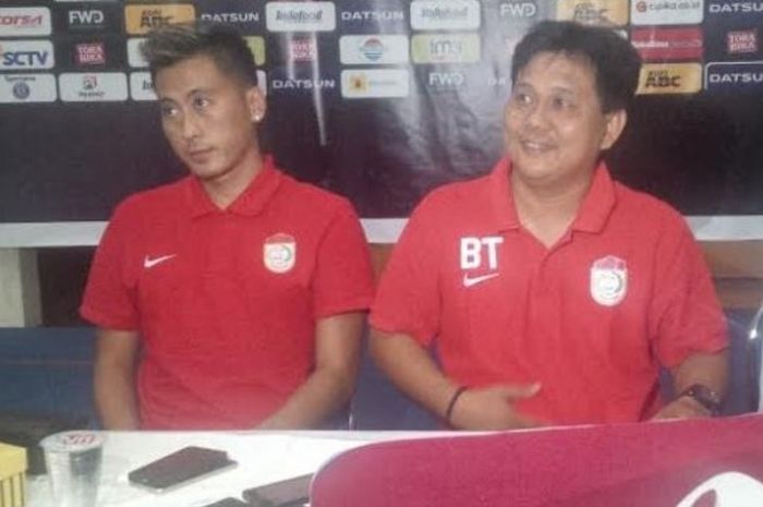 Asisten pelatih PSM, Budiarjo Thalib, dan bek Jajang Maulana (kiri) saat jumpa pers pra-laga skuat J