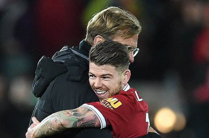 Manajer Liverpool FC, Juergen Klopp (kiri), memeluk Alberto Moreno seusai laga Liga Inggris kontra Southampton di Stadion Anfield, Liverpool, pada 18 November 2017.