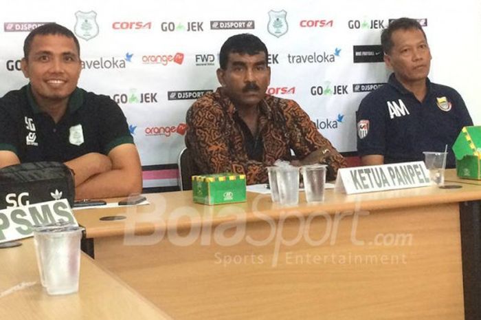 Kepala Bidang Kompetisi PSMS Medan, Julius Raja (tengah) akan mencoba melakukan banding dengan sanksi yang dikeluarkan Komisi Disiplin