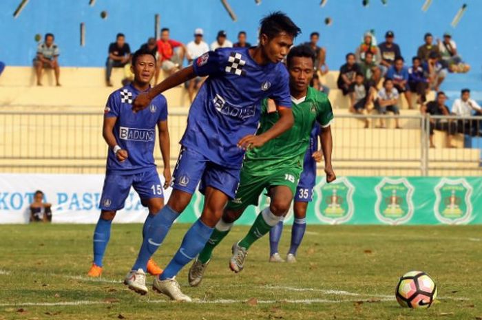 Pemain PS Bandung, I Nengah Sulendra (depan) saat bermain di markas Persekap Kota Pasuruan di Stadion Untung Suropati. 