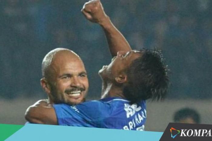 Febri Hariyadi bersama Sergio van Dijk. 