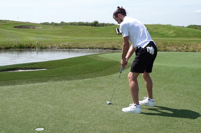 Bintang Real Madrid, Gareth Bale saat bermain golf.