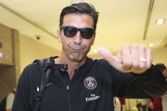 Kiper Paris Saint-Germain, Gianluigi Buffon, mengacungkan jempol kepada kamera ketika timnya tiba di Singapura untuk International Champions Cup 2018, 25 Juli 2018.