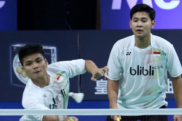 Pasangan ganda putra Indonesia, Angga Pratama/Ricky Karanda Suwardi, sedang mengembalikan kok ketika menghadapi  Lee Jhe-Huei/Lee Yang (Korea Selatan). Angga/Ricky menang 21-16, 21-19, pada laga yang berlangsung di Odense Sports Park, Rabu (19/10/2016).