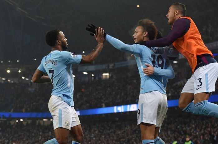 Gelandang Manchester City, Raheem Sterling (kiri), merayakan golnya bersama Leroy Sane dalam laga Liga Inggris kontra Tottenham Hotspur di Stadion Etihad, Manchester, pada 16 Desember 2017.