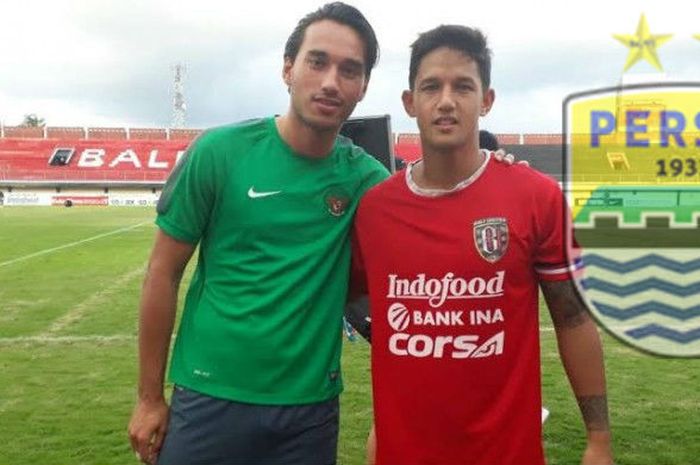 Penyerang timnas U-22 Indonesia, Ezra Walian (kiri) berpose bersama dengan seniornya, striker Bali United, Irfan Bachdim saat uji lapangan Stadion Kapten I Wayan Dipta, Gianyar, Kamis (25/5/2017) sore.