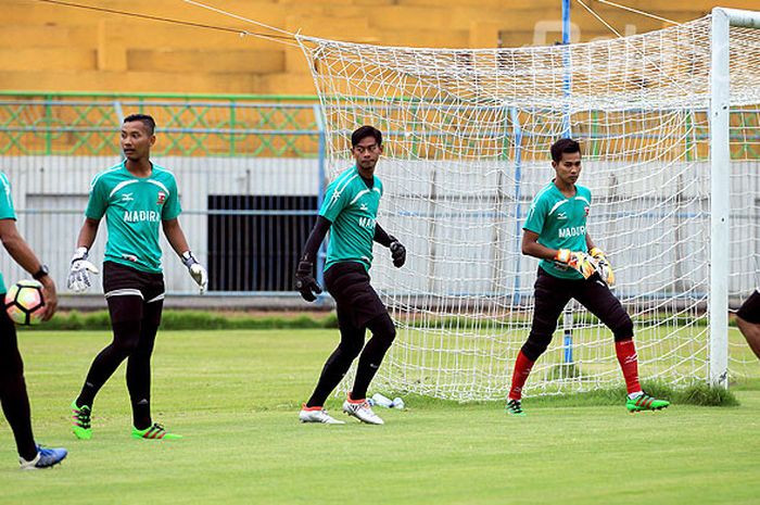 Kiper Madura United mengikuti latihan perdana di Stadion Gelora Bangkalan, Jawa Timur, Minggu (17/12/2107) sore, pasca berakhirnya kompetisi Liga 1.