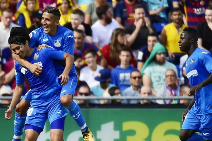 Gelandang Getafe, Gaku Shibasaki (kiri), merayakan gol yang dia cetak ke gawang FC Barcelona dalam laga Liga Spanyol di Stadion Alfonso Perez, Getafe, pada 16 September 2017.