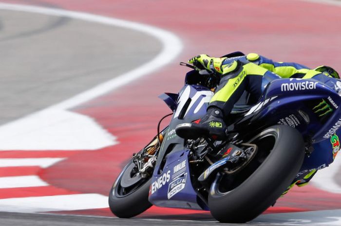 Pebalap tim Movistar Yamaha, Valentino Rossi, saat beraksi pada sesi kualifikasi MotoGP Americas di Circuit of the Americas, Austin, AS, Minggu (22/4/2018) dini hari WIB.