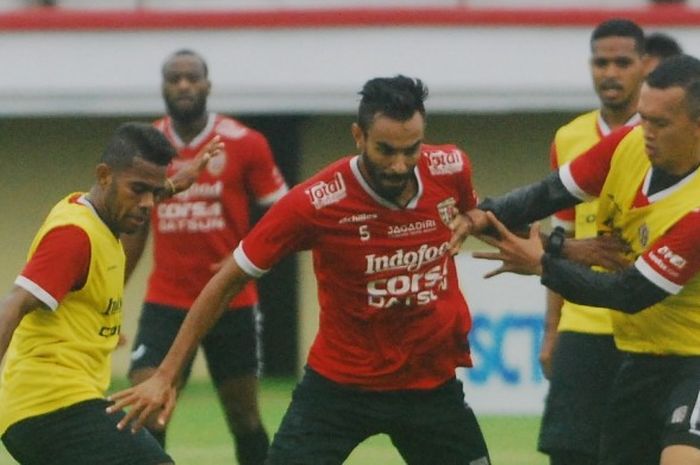 Marco Flores (merah/tengah) berupaya melepaskan diri dari hadangan Yabes Roni (kiri) dan Ngurah Nanak dalam sesi game internal Bali United di Stadio Kapten I Wayan Dipta, Rabu (1/1/2017)