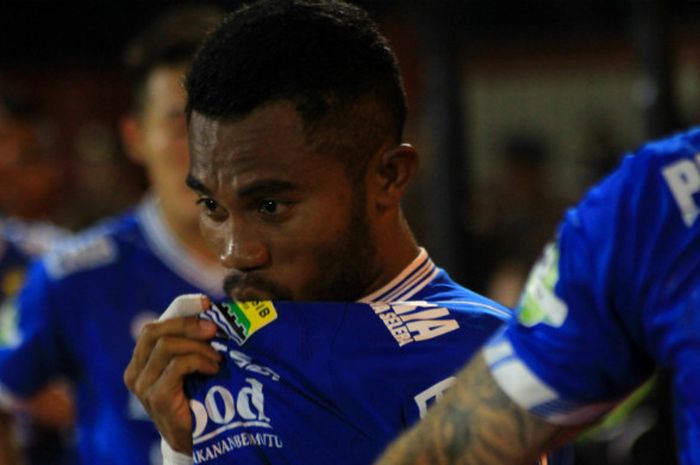   Full Back kiri Persib Bandung asal Ternate, Ardi Idrus saat mencium lambang klub kebanggaan masyarakat Jawa Barat, Persib Bandung.  