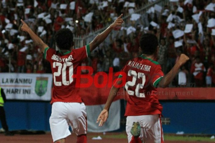 Selebrasi duo pilar timnas U-16 Indonesia, Bagus Kahfi dan Fajar Fathur Rachman (kanan) seusai tercipta gol ke gawang timnas U-16 Timor Leste pada laga keempat Grup A Piala AFF U-16 2018 di Stadion Gelora Delta, Sidoarjo, 4 Agustus 2018.  