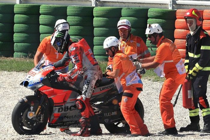 Jorge Lorenzo mengalami crash pada balapan MotoGP San Marino di Sirkuit Misano, Minggu (9/9/2018).