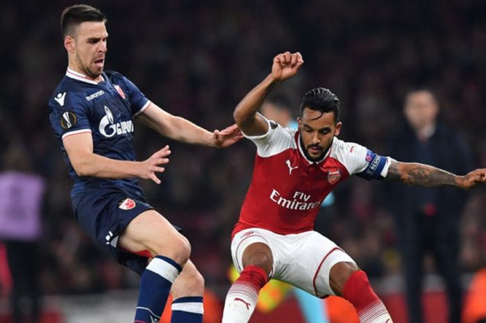 Theo Walcott (kanan) memerebutkan bola dengan Marko Gobeljic dalam partai Liga Europa antara Arsenal versus Crvena Zvezda di Emirates Stadium, London, 2 November 2017.