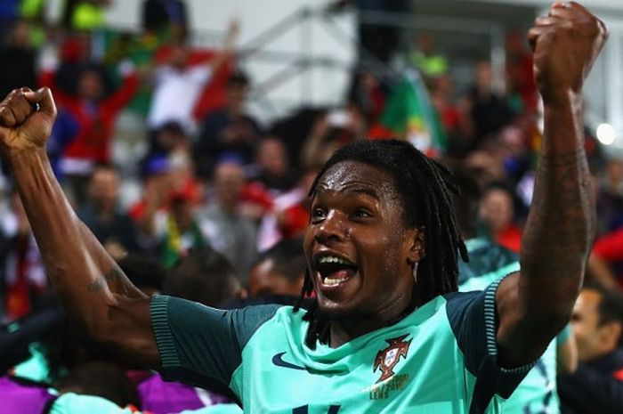 Gelandang Portugal, Renato Sanches, merayakan kemenangan dramatis timnya atas Kroasia dalam laga babak 16 besar Piala Eropa di Lens, 25 Juni 2016.