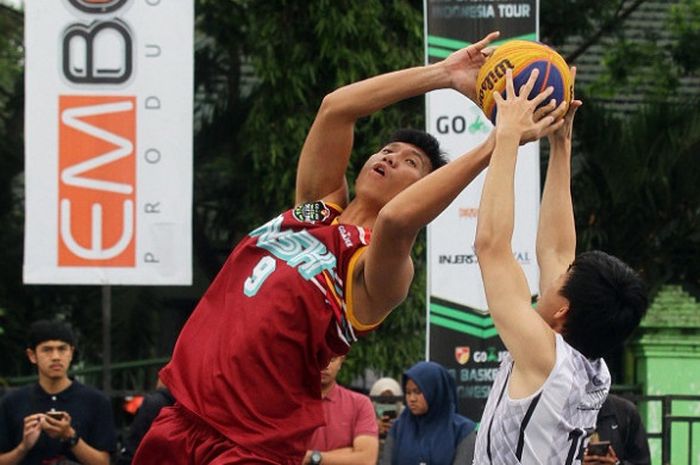 Tim Satya Wacana Cassiopeia menghadapi NSH pada putaran kedua IBL 3x3 di Lapangan Rampal Malang Jatim 21-22 Juli.