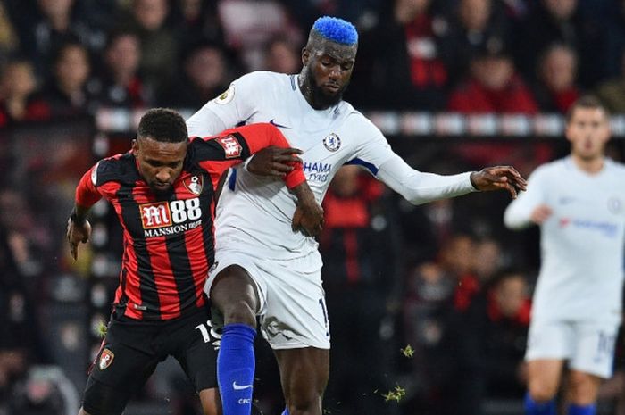 Striker Bournemouth, Jermain Defoe (kiri), berduel dengan gelandang Tiemoue Bakayoko dalam laga Liga Inggris di Stadion Vitality, Bournemouth, pada 28 Oktober 2017.