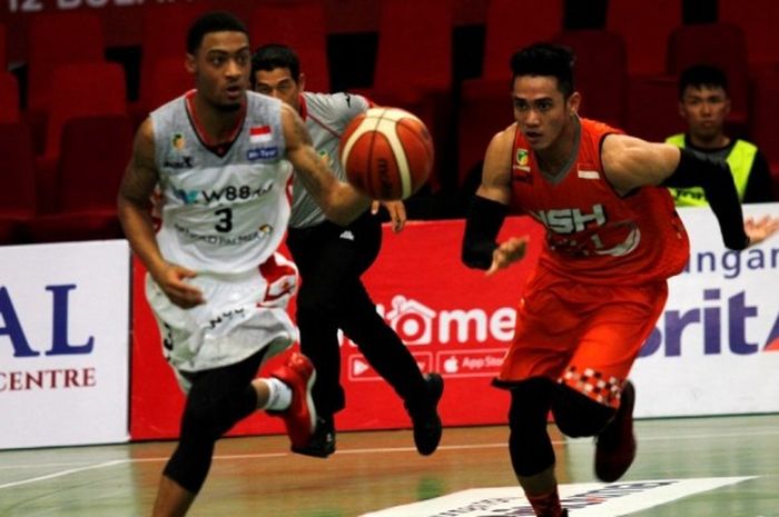 Pemain asing W88.News Aspac Jakarta, Dominique Nelson Williams (jersey putih, #3), berupaya melewati penjagaan pemain NSH Jakarta pada laga hari pertama seri ketujuh Indonesian Basketball League (IBL) di GOR UNY, Yogyakarta, Jumat (10/3/2017). Aspac menang 102-75.