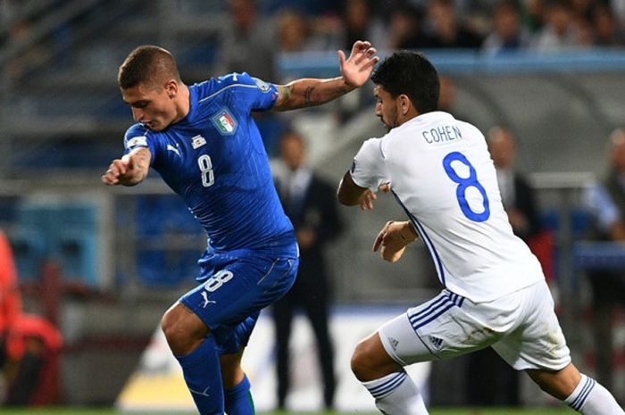 Gelandang Italia, Marco Verratti (kiri), berduel dengan gelandang Israel, Almog Cohen, dalam laga Kualifikasi Piala Dunia 2018 zona Eropa di Stadion Mapei, Reggio Emilia, pada 5 September 2017.