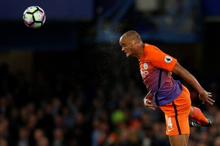 Pemain belakang Manchester City, Vincent Kompany, menanduk bola saat timnya melawan Chelsea pada partai lanjutan Premier League - kasta teratas Liga Inggris - di Stadion Stamford Bridge, Rabu (5/4/2017).