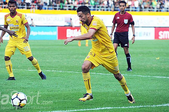       Pemain Sriwijaya FC, Manucher Dzalilov, tetap menjadi andalan pelatih Rahmad Damawan untuk menghadapi Bhayangkara FC, Sabtu (12/5/2018), di Stadion Gelora Sriwijaya Jakabaring.      