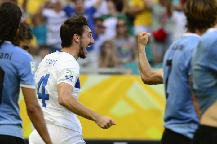 Bek timnas Italia, Davide Astori, merayakan gol ke gawang Uruguay dalam laga Piala Konfederasi 2013 di Fonte Nova Arena, Salvador, 30 Juni 2013.  Astori ditemukan meninggal dunia pada Minggu (4/3/2018).