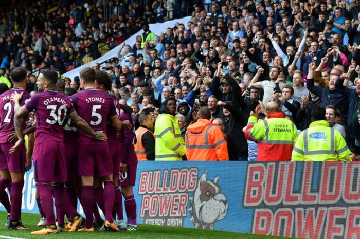 Para pemain Manchester City merayakan gol yang dicetak oleh Raheem Sterling dalam laga Liga Inggris kontra Watford di Stadion Vicarage Road, Watford, pada 16 September 2017.