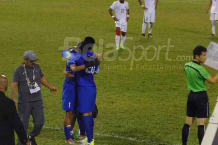 Pergantian kiper Satria Tama yang cedera dengan Kurniawan Kartika Ajie di laga Vietnam vs Indonesia, Selasa (22/8/2017)