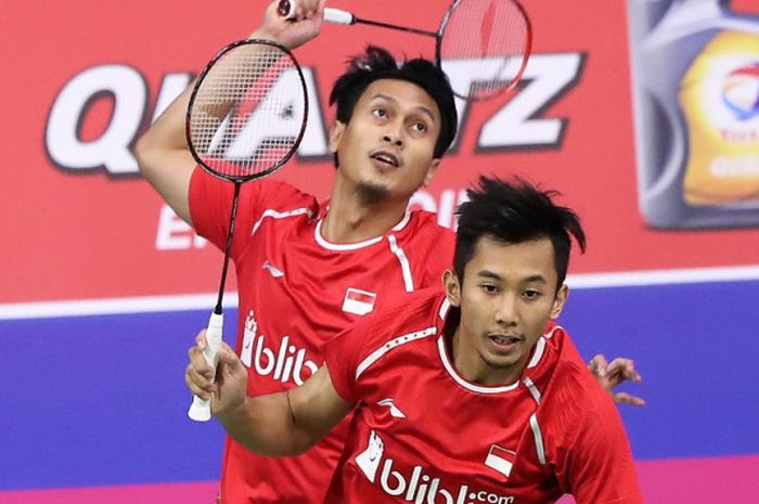 Mohammad Ahsan (belakang) dan Rian Agung Saputro saat bertading di babak kedua saat mengalahkan ganda putra China, Li Junhui/Liu Yuchen, 19-21 21-18 21-18 pada Rabu (23/8/2017) di Emirates Arena, Glasgow, Skotlandia.