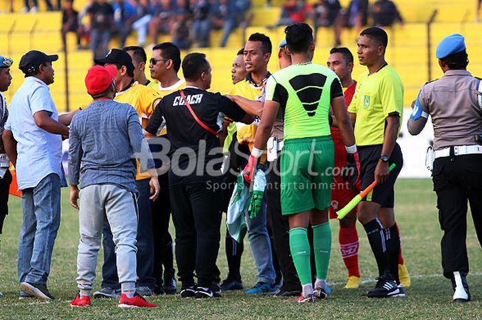 Pemain dan ofisial Kalteng Putra melakukan protes kepada wasit Sigit Budiyanto yang memimpin laga lanjutan Liga 2 antara PSIM Yogyakarta melawan Kalteng Putra di Stadion Sultan Agung, Bantul, Kamis (19/7/2018).