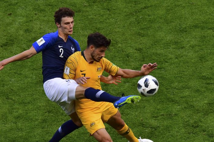 Bek Prancis, Benjamin Pavard, menjagai pemain depan Australia,Mathew Leckie pada laga pembuka Grup C Piala Dunia 2018 di Stadion Kazan Arena, Sabtu (16/6/2018)