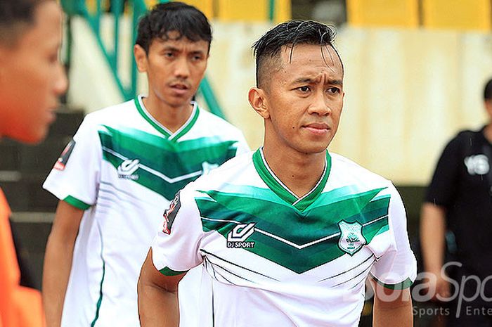 Pemain sayap PSMS Medan, Antoni Putro, memasuki lapangna menjelang dimulainya laga babak 8 besar Piala Presiden 2018 melawan Persebaya Surabaya di Stadion Manahan Solo, Jawa Tengah, Sabtu (03/02/2018) sore.