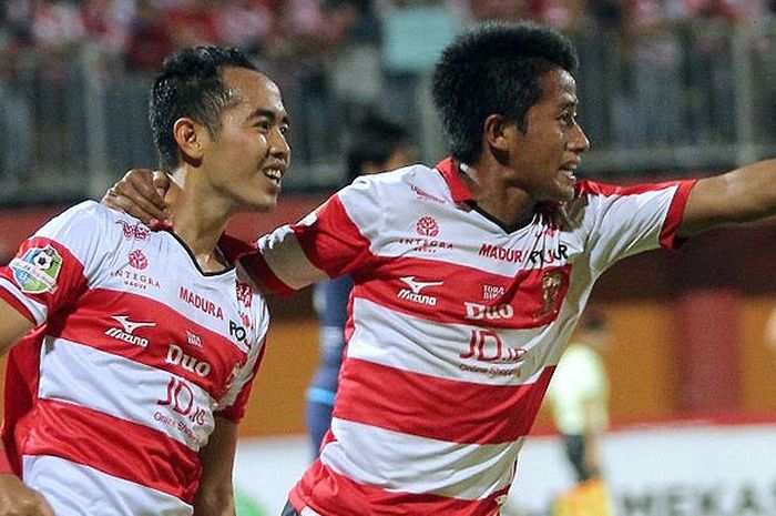 Gelandang Madura United, Slamet Nurcahyono (kiri), merayakan gol bersama rekan setimnya seusai mencetak gol ke gawang Arema FC dalam laga pekan ke-23 Liga 1 di Stadion Ratu Pamelingan, Pamekasan, Minggu (10/9/2017).