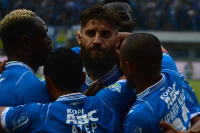        Pemain Persib Bandung asal Serbia, Bojan Malisic melakukan selebrasi seusai mencetak gol perdananya di Liga 1 2018  yang dicetak ke gawang Arema, Kamis (13//9/2018) di Stadion Gelandnag Belanda.       