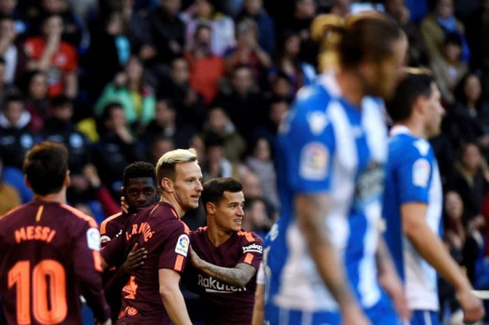 Gelandang FC Barcelona, Philippe Coutinho (keempat dari kiri), merayakan gol yang dicetak ke gawang Deportivo La Coruna dalam laga Liga Spanyol di Stadion Riazor, Coruna pada 29 April 2018.