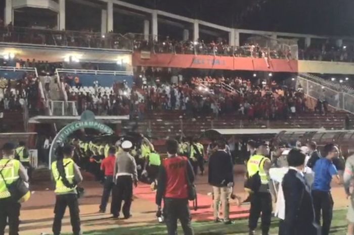  Kondisi setelah laga timnas U-19 Indonesia versus Malaysia di Stadion Gelora Delta, Sidoarjo, Kamis (12/7/2018). 