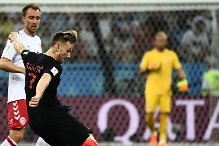 Gelandang Denmark, Christian Eriksen (kiri), berduel dengan gelandang Kroasia, Ivan Rakitic, dalam laga babak 16 besar Piala Dunia 2018 di Nizhny Novgorod Stadium, Nizhny Novgorod, Rusia pada 1 Juli 2018.