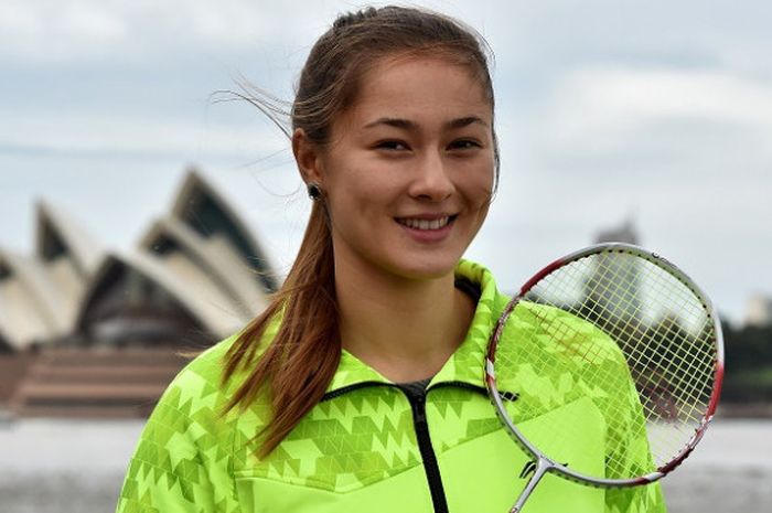 Pebulu tangkis putri Australia, Gronya Somerville, berpose di depan Opera House pada Australia Open 