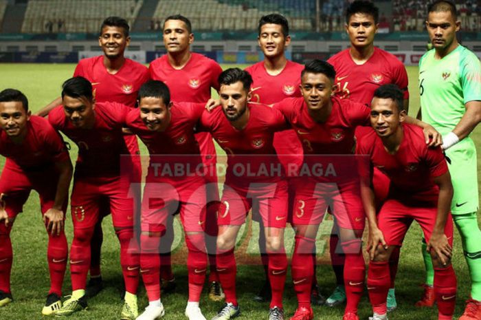                    Para pemain timnas Indonesia melakukan pose jelang laga persahabatan internasional kontra Myanmar di Stadion Wibawa Mukti, Cikarang, Selasa (10/10/2018).                   