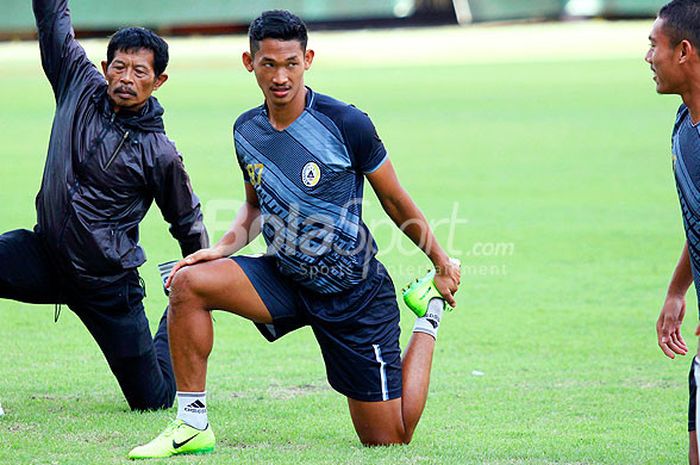 Pemain PSS Sleman, Ari Sandi (kedua dari kiri), saat mengikuti latihan tim.