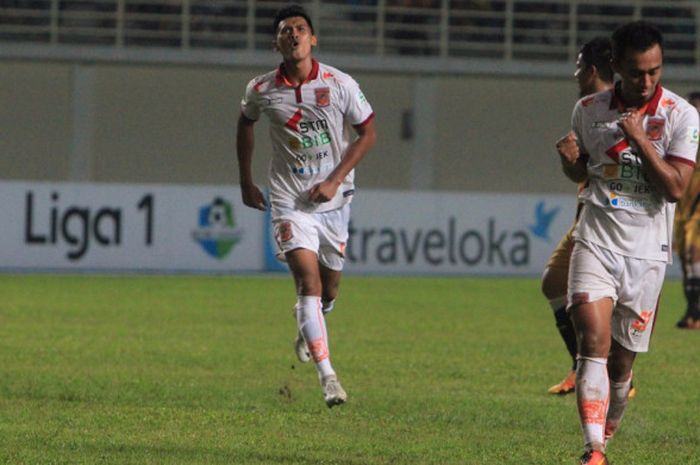 Striker Borneo FC Lerby Eliandri (kiri) berselebrasi usai mencetak gol ke gawang Mitra Kukar pada pertandingan Liga 1 melawan Mitra Kukar di Stadion Madya Aji Imbut Tenggarong,  Senin (23/10/2017).