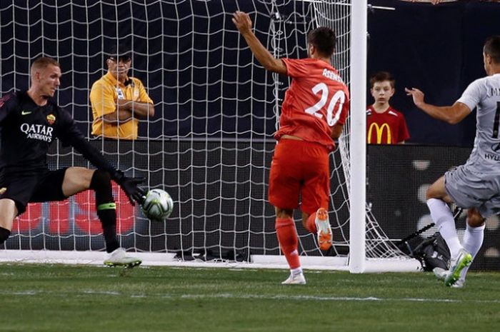 Pemain Real Madrid, Marco Asensio, mencetak gol ke gawnag AS Roma dalam partai ICC di MetLife Stadium, Selasa (7/8/2018)