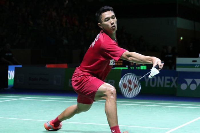 Pebulu tangkis tunggal putra Indonesia, Jonatan Christie, mengembalikan kok ke arah  Pablo Abian (Spanyol) pada laga babak kedua Jerman Terbuka yang berlangsung di Innogy Sportshalle, Mulheim an der Ruhr, Jerman, Kamis (8/3/2018).