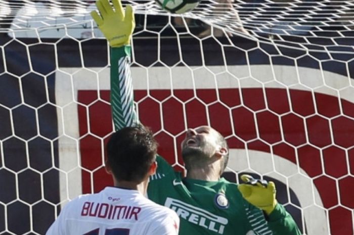 Kiper Inter Milan, Samir Handanovic, melakukan penyelamatan atas peluang pemain Crotone dalam partai Liga Italia di Stadion Ezio Scida, 16 September 2017.